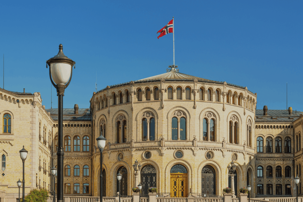 Oslo, Norway Oslo Parliament av Travel Faery fra Getty Images (Canva Pro 2025)